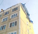 В Южно-Сахалинске в декабре начали ремонтировать крышу дома и тут же бросили