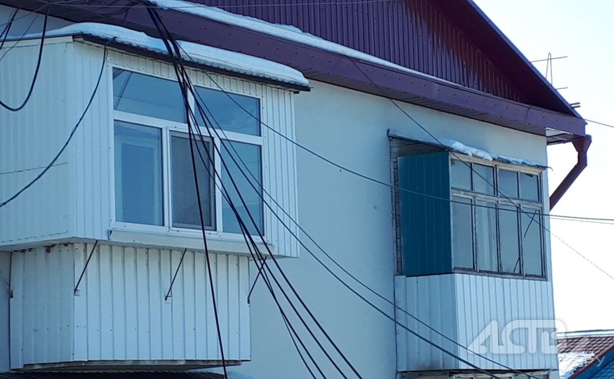 Провода под напряжением настойчиво стучат в окна жителям дома в Южно-Сахалинске
