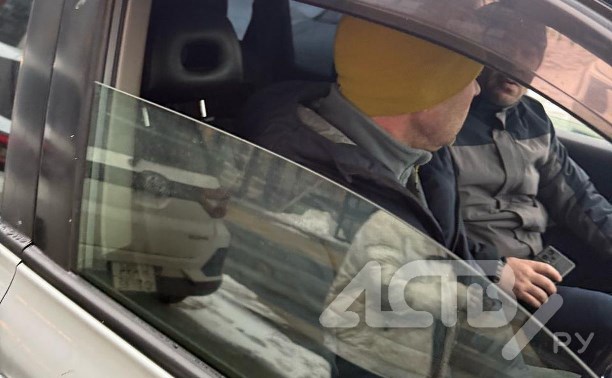 "Оскорблял и плевал": автомобилист ударил сахалинку, с которой не смог разъехаться на узкой дороге