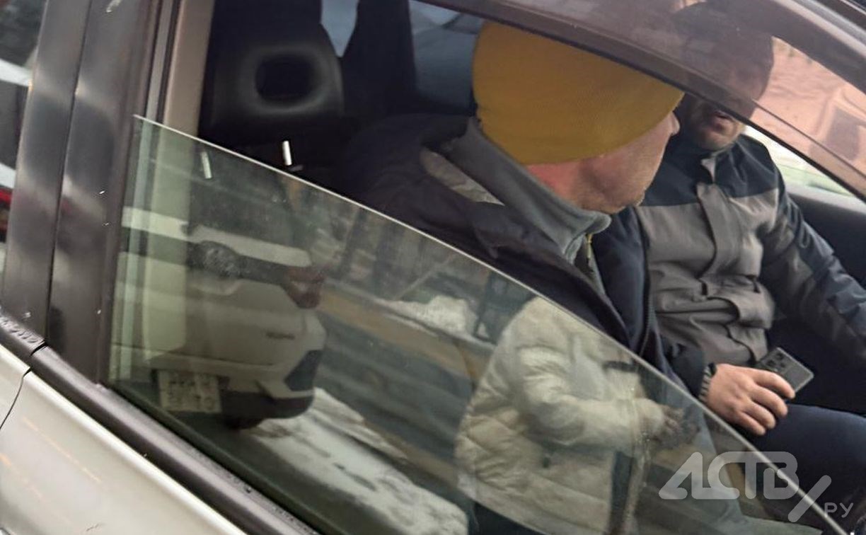 "Оскорблял и плевал": автомобилист ударил сахалинку, с которой не смог разъехаться на узкой дороге
