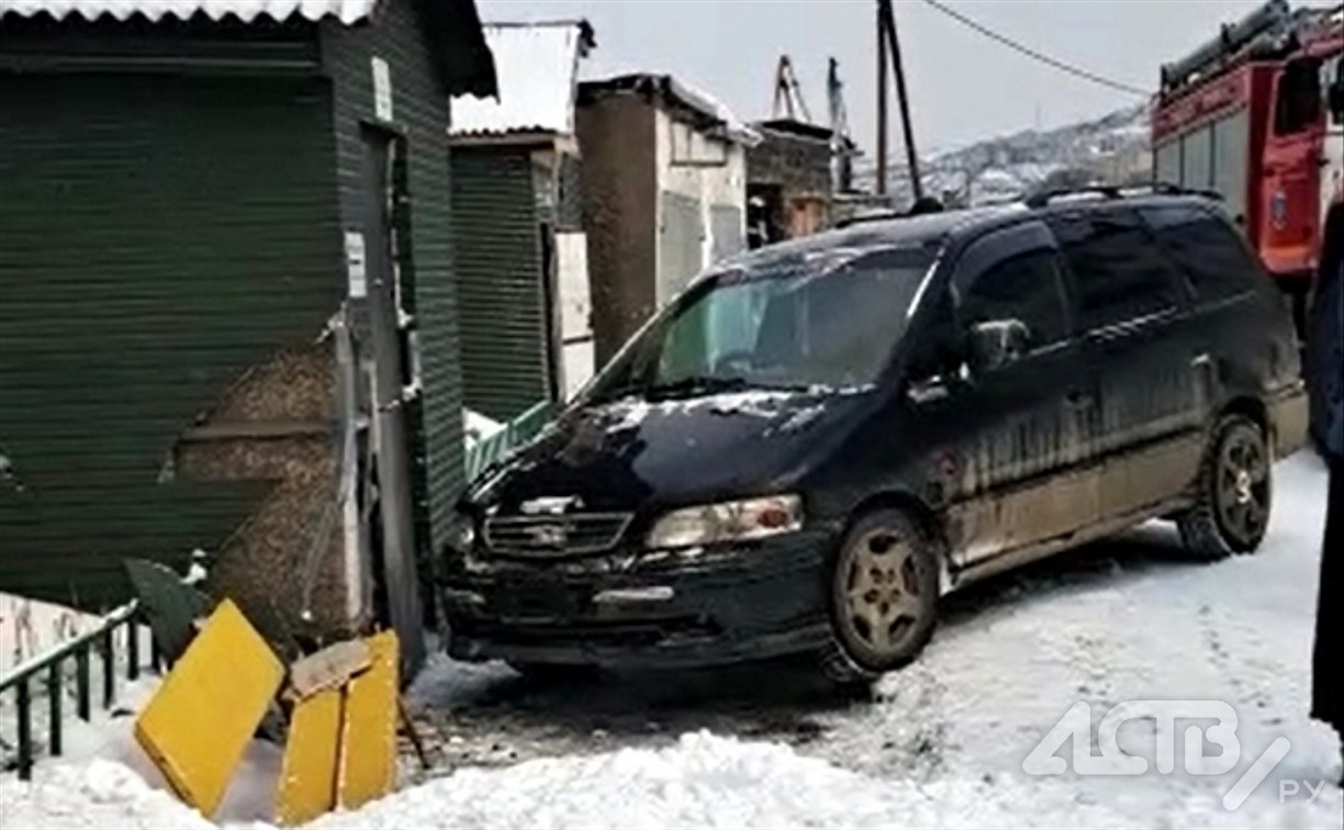 "Авто отталкивали, чтобы вытащить": сахалинцы рассказали, как помогали пострадавшему в ДТП дворнику
