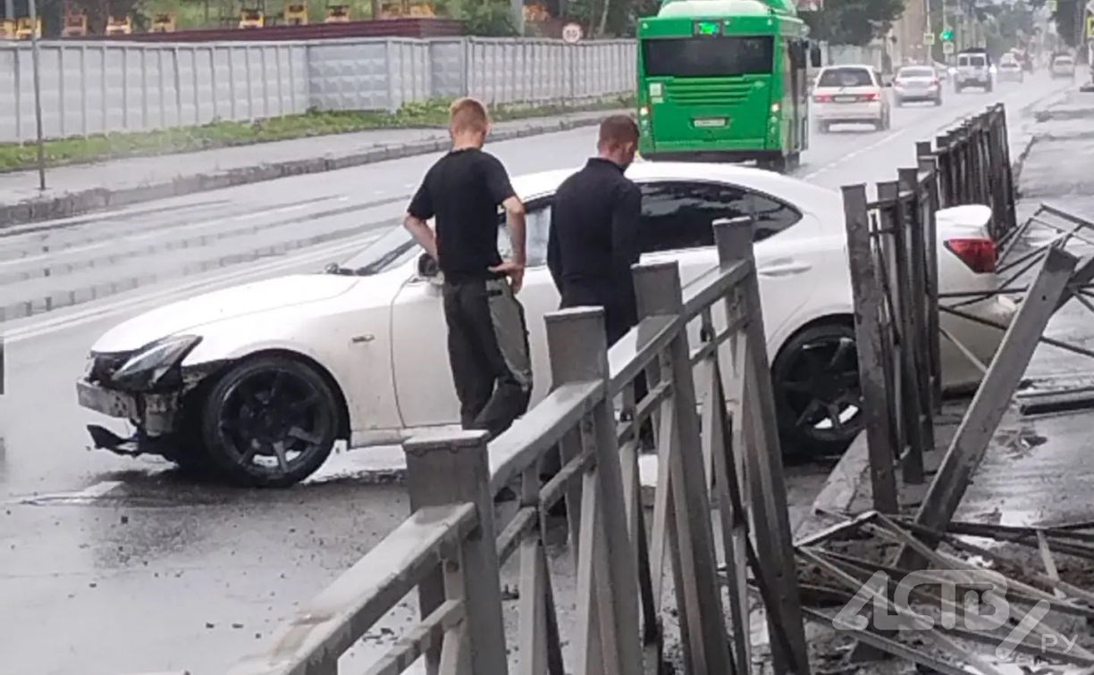 Двое парней в Южно-Сахалинске разбили свой автомобиль и снесли дорожное ограждение
