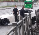 Двое парней в Южно-Сахалинске разбили свой автомобиль и снесли дорожное ограждение