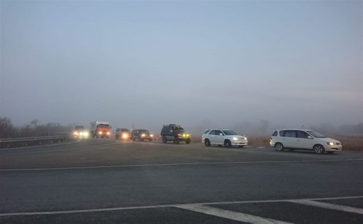 Плотный туман и ДТП затормозили движение в Южно-Сахалинске