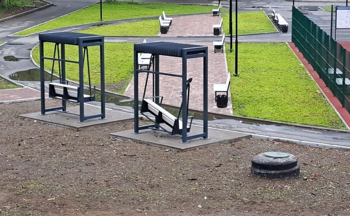 Хулиганы сломали качели в скейт-парке в Холмске