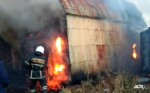 Горящие гаражи потушили пожарные в Поронайске