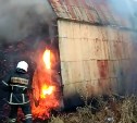Горящие гаражи потушили пожарные в Поронайске