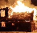 Бешено полыхающий дом на юге Сахалина попал на видео 