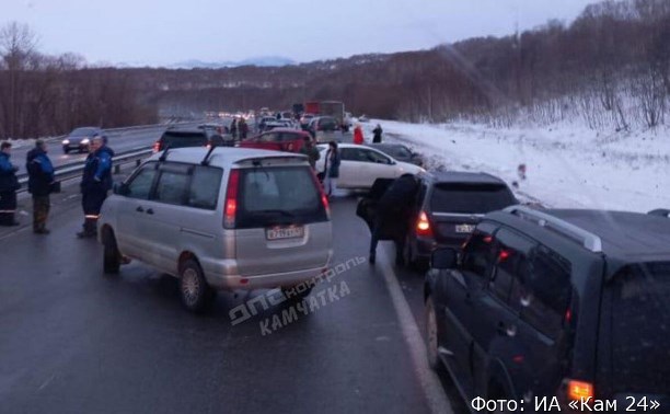 Из-за гололедицы на камчатской трассе столкнулись 17 машин