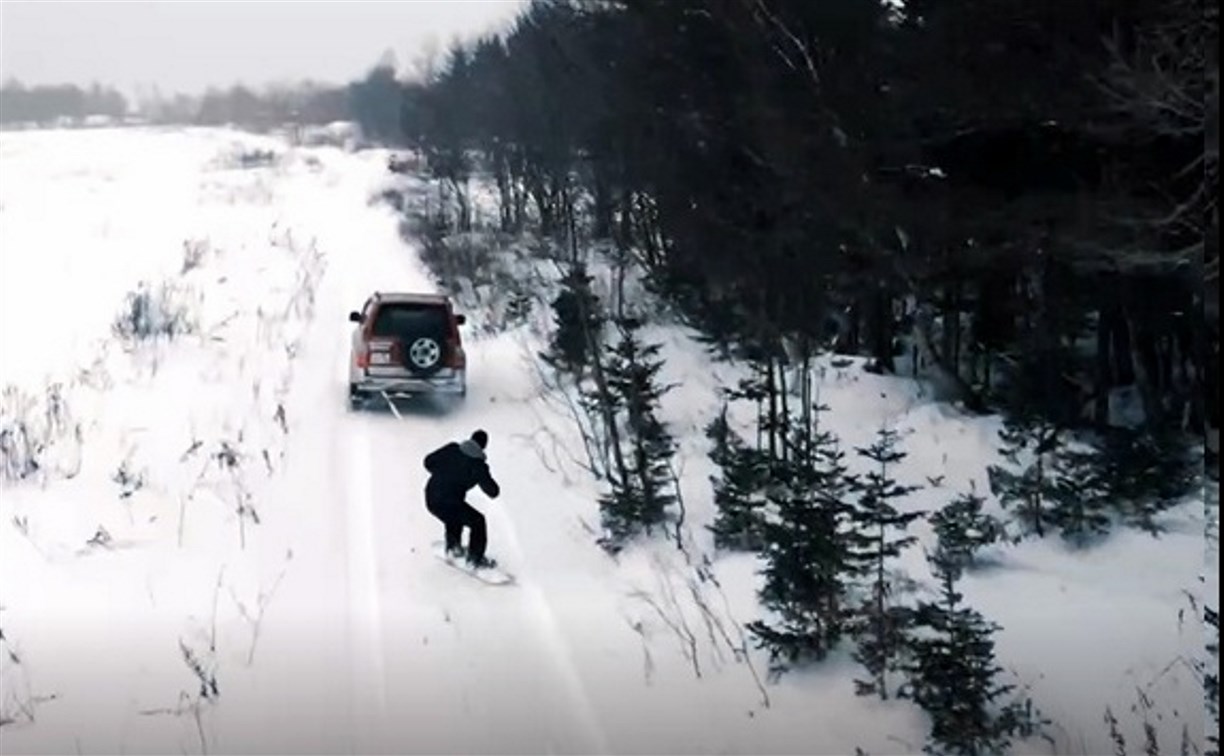 Школа имени Джона Сноу: на Сахалине шутят над сноубордистом, которого тащит автомобиль