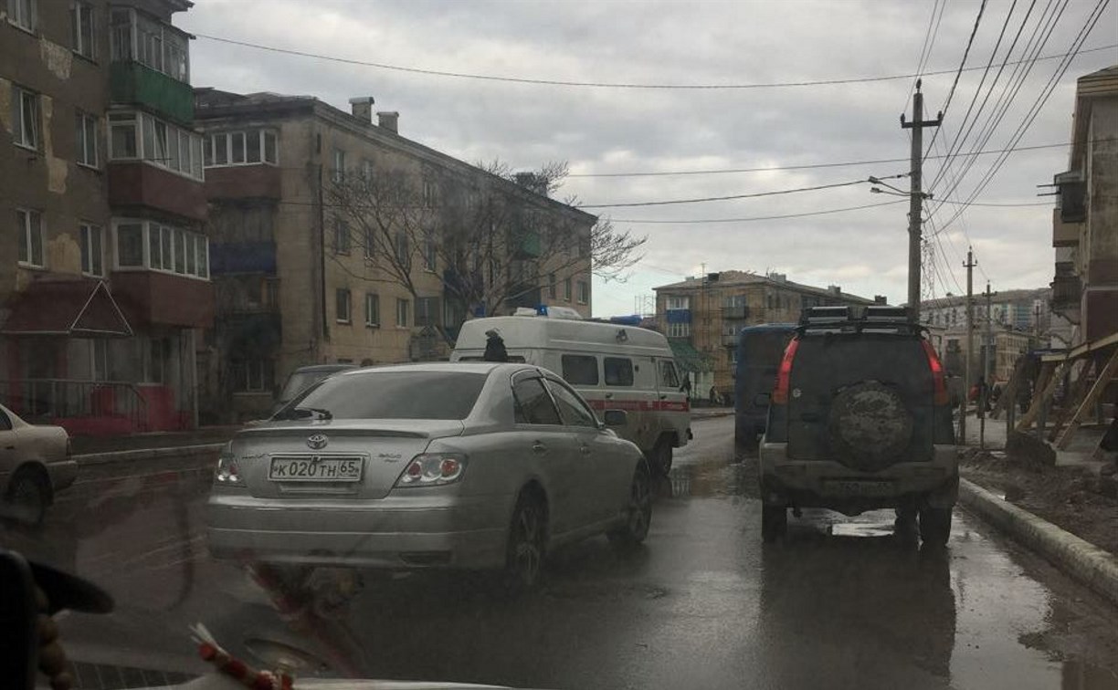 Пенсионер попал под колеса иномарки в Холмске