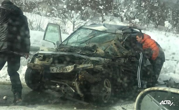 Suzuki Escudo столкнулся с грузовиком в Холмском районе