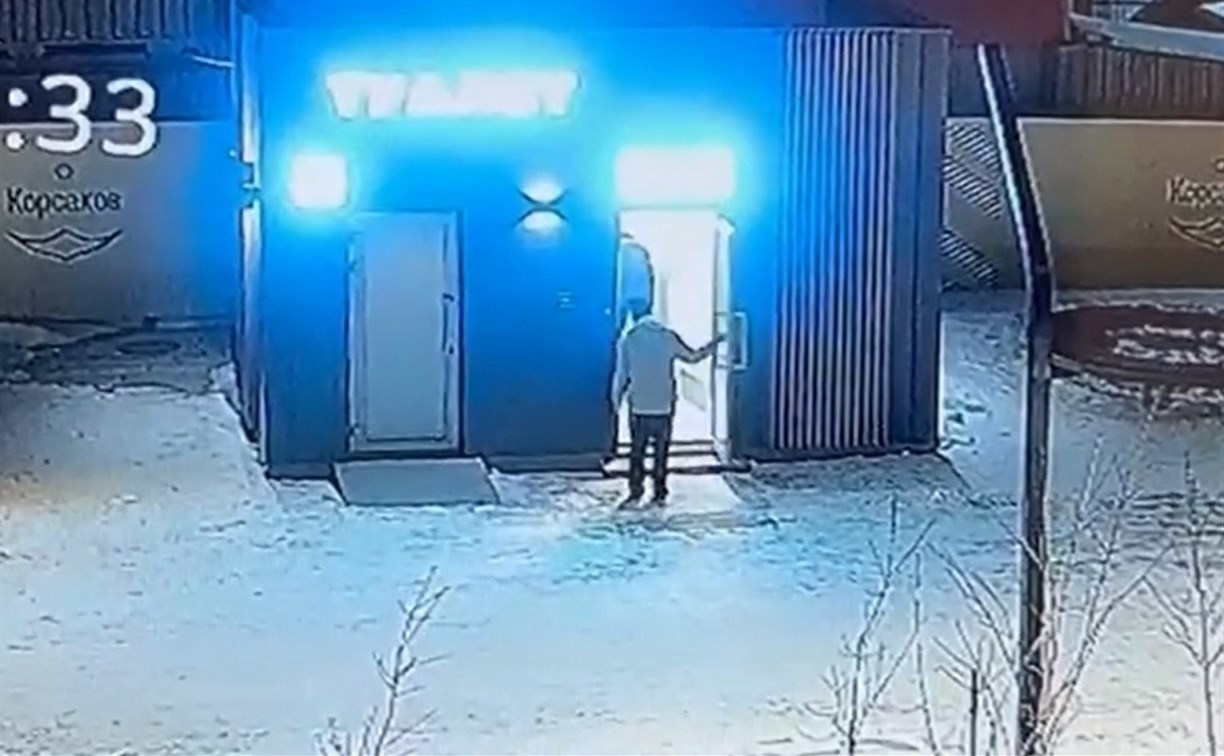 Уголовное дело завели на малолетних вандалов, которые разнесли туалет в Корсакове 