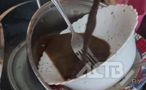 Вода цвета кофе потекла из кранов в доме на улице Ленина в Южно-Сахалинске