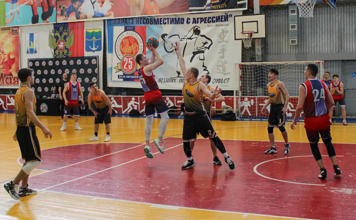 Сахалинские баскетболисты разыграли трофей турнира памяти Анатолия Мухлисова