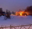 Очевидцы: гаражи УФСИН полыхают в Южно-Сахалинске