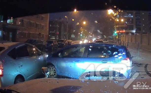 Водитель хетчбэка вылетел на дорогу и устроил ДТП в Южно-Сахалинске