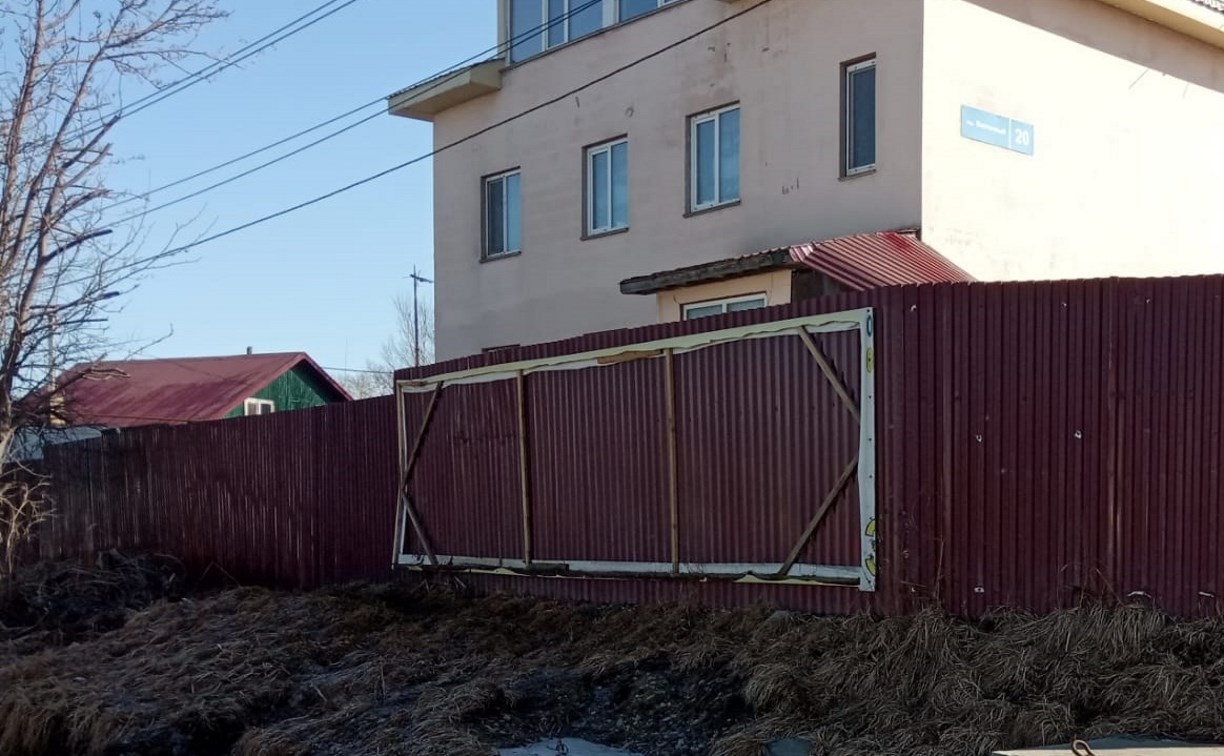 Власти Южно-Сахалинска напомнили о штрафах за неухоженные и опасные заборы