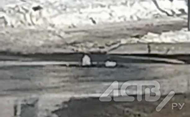 "Гейзер" забил из-под земли недалеко от перекрёстка в Южно-Сахалинске