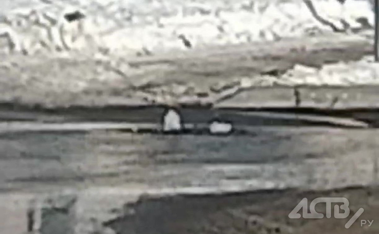 "Гейзер" забил из-под земли недалеко от перекрёстка в Южно-Сахалинске