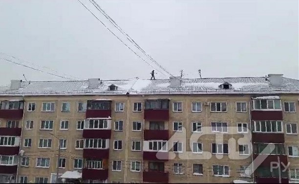 Очевидцы: по крыше пятиэтажки в Южно-Сахалинске ходит человек без страховки