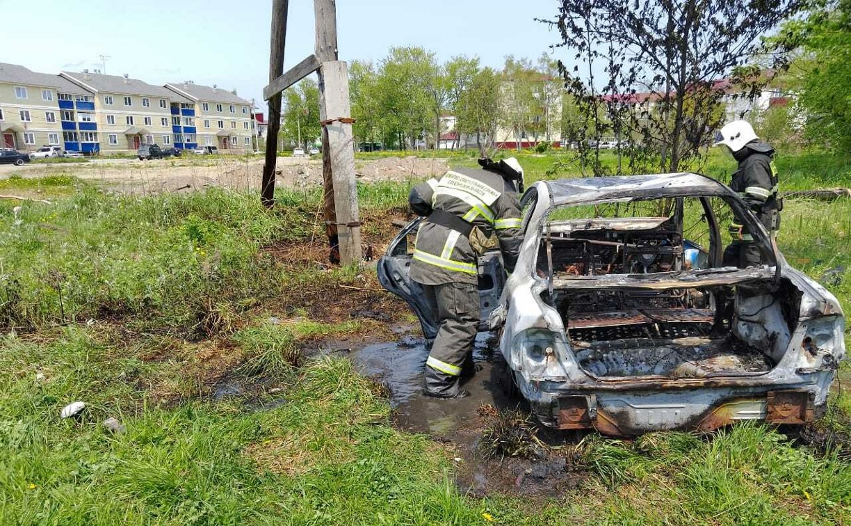 Автомобиль сгорел на полянке в Аниве Автомобиль сгорел на полянке в Аниве