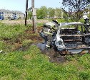 Автомобиль сгорел на полянке в Аниве