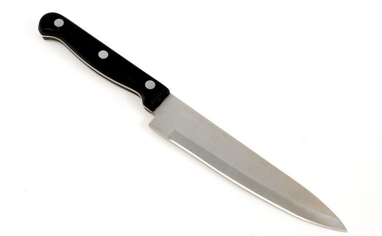 Мужчина в капюшоне и с ножом пытался ограбить магазин в Южно-Сахалинске