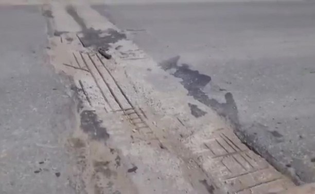 "Оставила полмашины": сахалинцев предупредили об опасной яме на трассе в Холмском районе