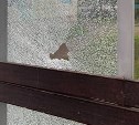 Неизвестные разбили стёкла на остановке в Южно-Сахалинске - очевидец