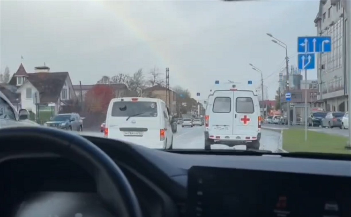 Проверка показала, что в Южно-Сахалинске водители не всегда уступают спецтранспорту с маячками