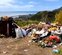 В Холмском районе забросали кладбище мусором: пластик скрывает старые могилы