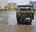 Южносахалинцы пытаются выгнать со двора "забытый"  автомобиль, из которого сочится масло