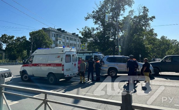 Внедорожник сбил ребёнка в Южно-Сахалинске - на место прибыл реанимобиль