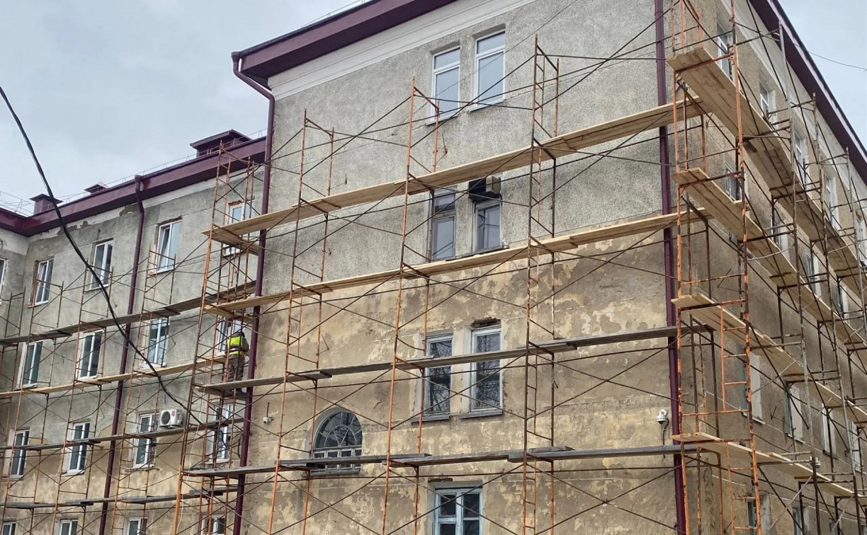 Неопрятные здания СахГУ начали ремонтировать