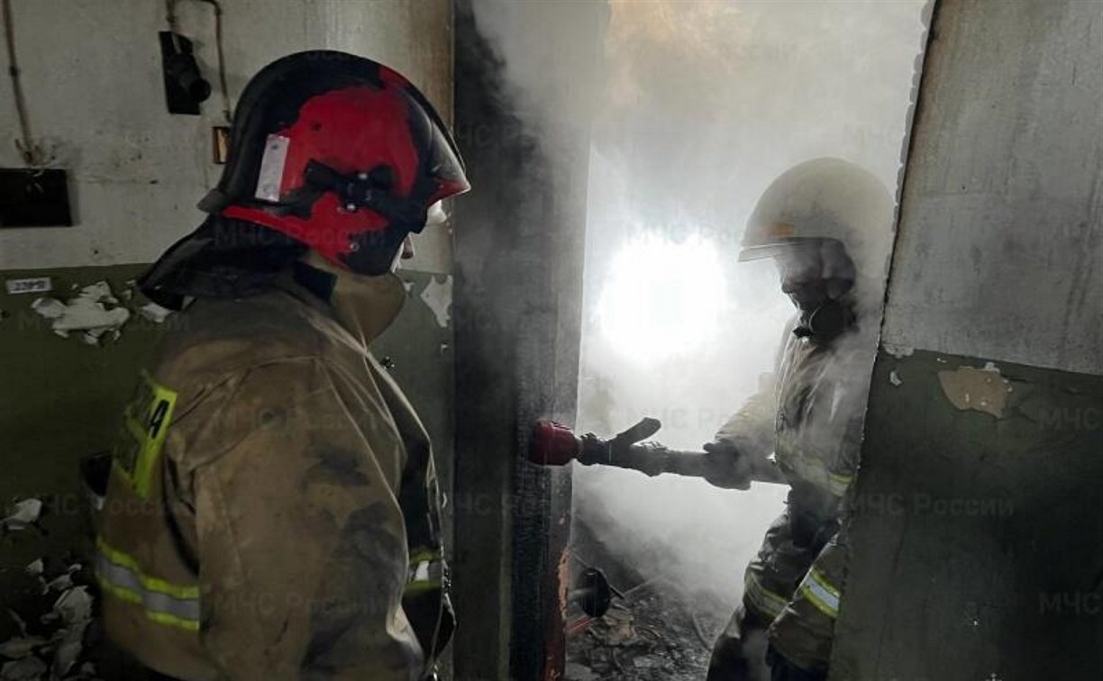 Старые шины загорелись в гараже в Холмске