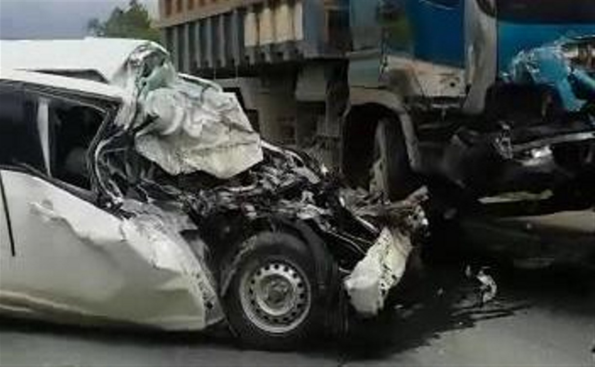 Мужчина получил серьезные травмы при столкновении грузовика и универсала в Южно-Сахалинске