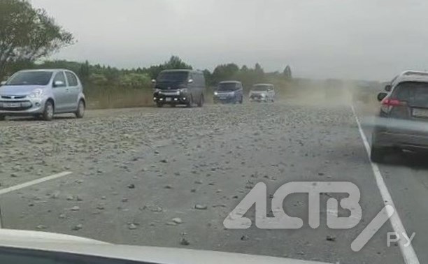 Самосвал засыпал трассу крупным щебнем в пригороде Южно-Сахалинска