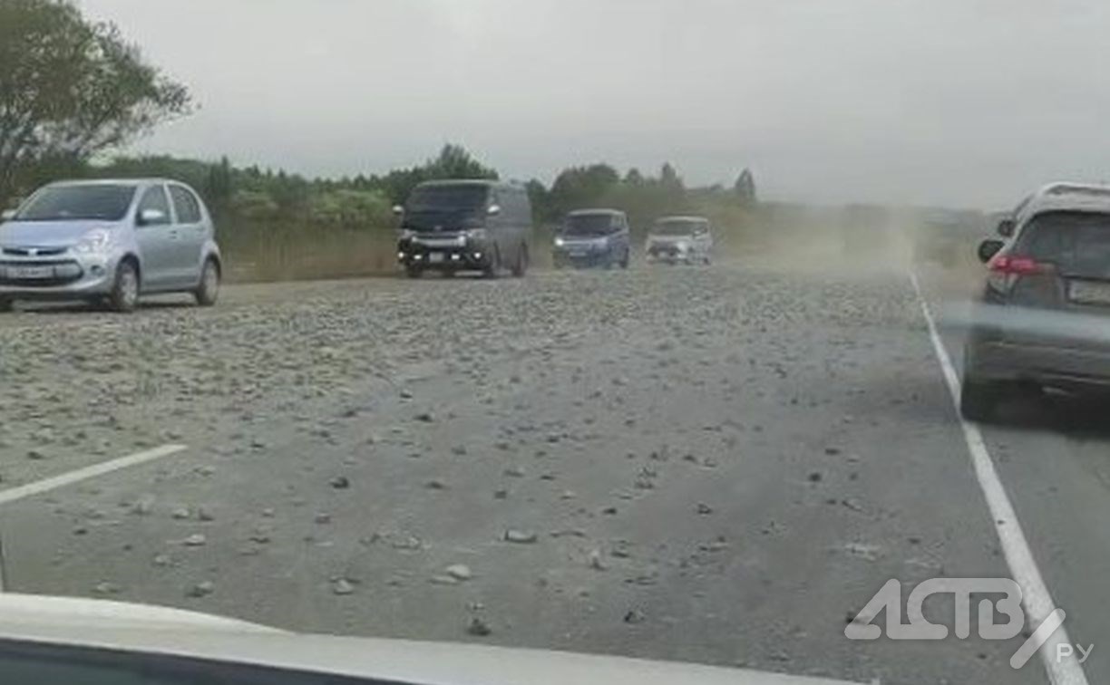 Самосвал засыпал трассу крупным щебнем в пригороде Южно-Сахалинска