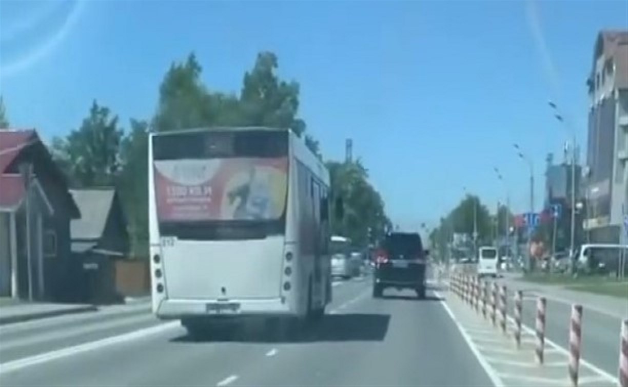 Пассажирский автобус в Южно-Сахалинске отказался ехать по специальной полосе