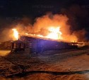 "Поиски сторожа, обвал крыши, 2 тонны ацетона" подробности крупного ночного пожара в Южно-Сахалинске 