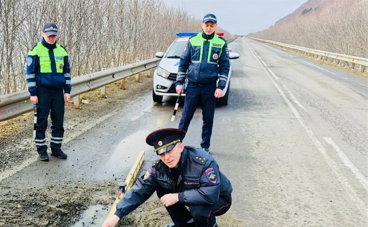 На Сахалине ямы на трассе измерили "дорожной рейкой"