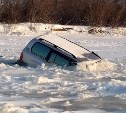 Внедорожник провалился под лед в Ногликском районе