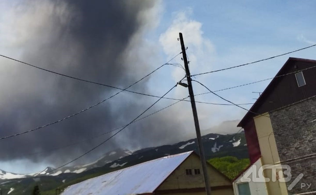 "Мы на грани большого шухера": на Курилах сразу два вулкана выбросили пепел, в городе - пыль