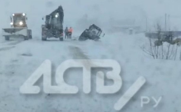 "Трактор, который не смог": спецтехника на Сахалине застряла в сугробе во время расчистки трассы в метель
