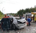 "Предварительно, пострадали двое": кадры работы спасателей на месте жуткого ДТП на корсаковской трассе