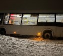 Появились новые кадры автобуса, сошедшего с трассы в метель на Сахалине