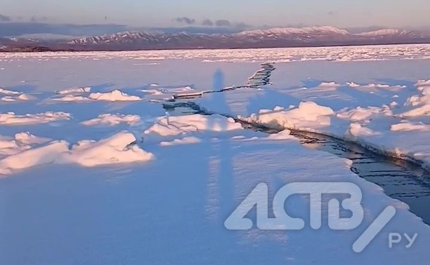 Лёд треснул в море у берегов Сахалина, но рыбаки продолжают ловить корюшку