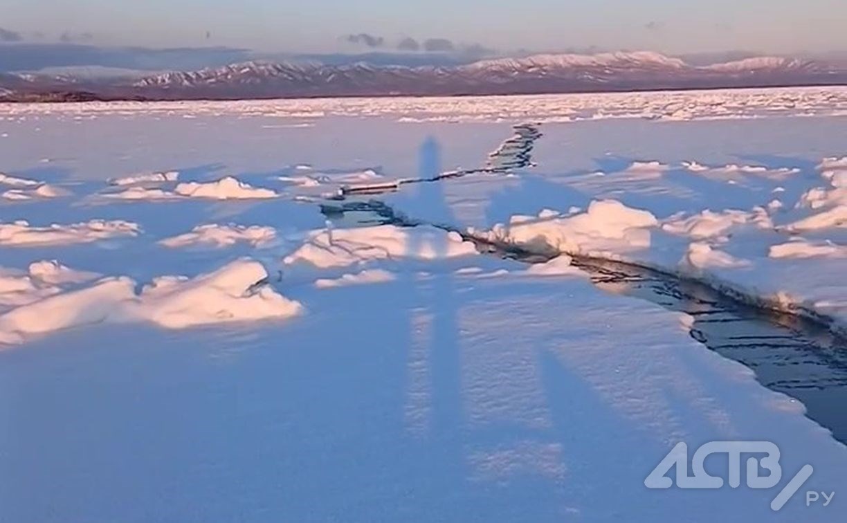 Лёд треснул в море у берегов Сахалина, но рыбаки продолжают ловить корюшку