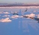 Лёд треснул в море у берегов Сахалина, но рыбаки продолжают ловить корюшку